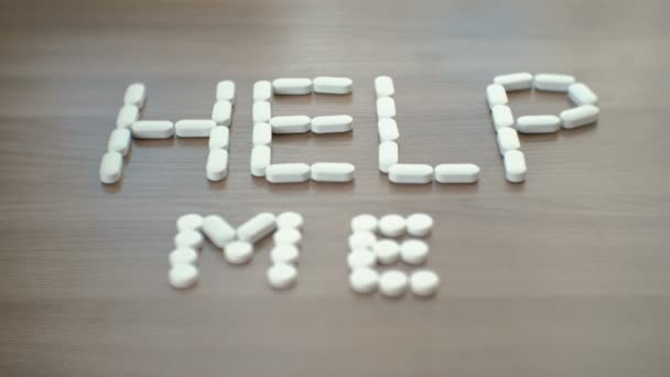 Word - help me - bestaat uit tabletten op tafel — Stockvideo