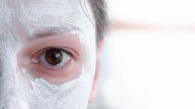  maske bir kadının yüzünde yatıyordu. Yakın çekim kahverengi bir göz.