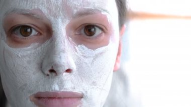  maske bir kadının yüzünde yatıyordu. Kameraya bakarak yakın çekim yüz.