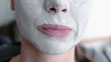  maske bir kadının yüzünde yatıyordu. Yüz uygunluk.
