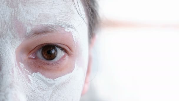 Posi la maschera su una faccia di donne. Primo piano marrone un occhio . — Video Stock