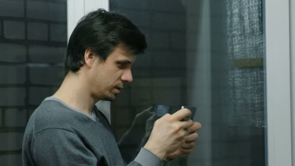 Mann spielt nachts mit Handy auf Balkon. — Stockvideo