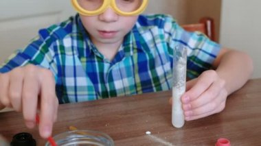 Evde kimya üzerinde deneyler. Çocuk test tüp gaz kimyasal reaksiyon serbest ile s eller.