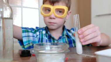 Evde kimya üzerinde deneyler. Çocuk test tüp gaz kimyasal reaksiyon serbest ile s eller.