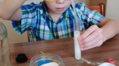 Evde kimya üzerinde deneyler. Çocuk test tüp gaz kimyasal reaksiyon serbest ile s eller. Test tüpü kullanarak su dökmek pipet.