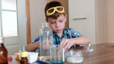 Evde kimya üzerinde deneyler. Çocuk yanan alkol lamba ile bir maç ateşe verdi.