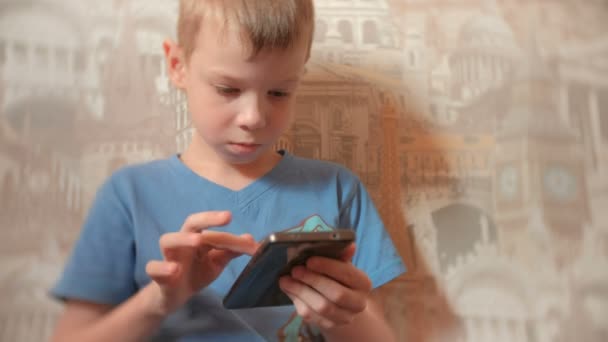 Menino de sete anos navegando na internet em seu telefone celular com rosto sério . — Vídeo de Stock