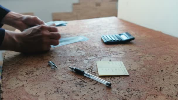 Muž se počítá peníze na stole. Closeup ruce. — Stock video