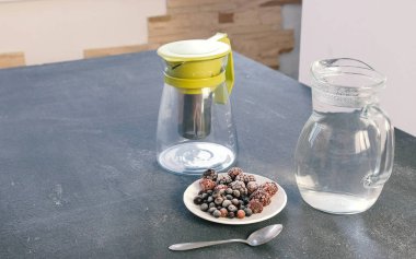 Blackberry ve Siyah frenk üzümü ile bitkisel çay yapmak hazırlamak.