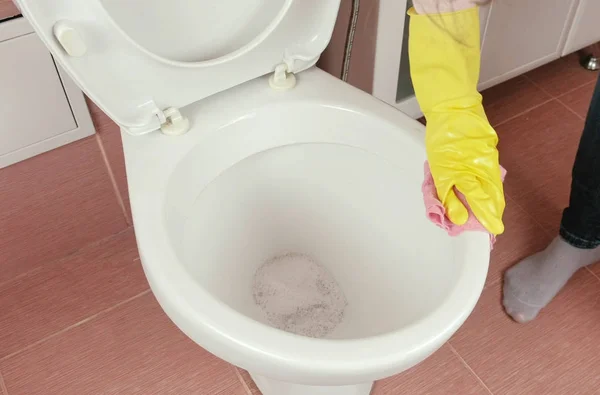 Closeup dames handen in gele rubberen handschoenen wassen het toilet met borstel. — Stockfoto