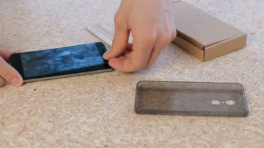 Adam telefonu onarır. Kaldır telefonları ekran koruyucu cam kırık.