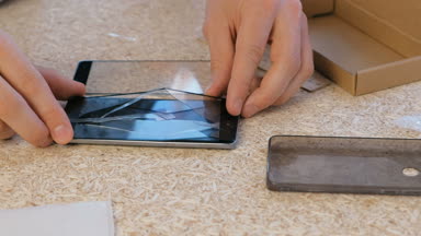 Kırık güvenlik camı mobil telefon yeni adam değişiklikleri. Yakın çekim yakışıklı.