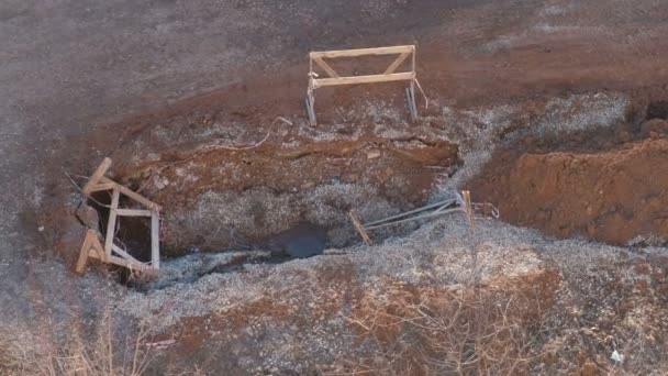 Acidente, falha e um buraco na conduta de aquecimento. Poço escavado para reparar os tubos . — Vídeo de Stock