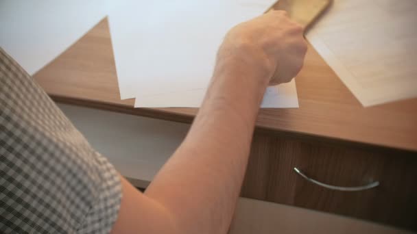 Primer plano mans escritura a mano en un papel blanco . — Vídeo de stock