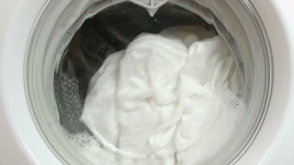 白いリネンは洗濯機のクローズ アップで洗浄され. — ストック動画