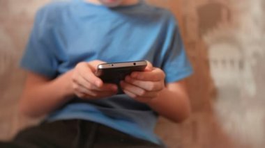 Cep telefonundan internet tarama tanınmaz 7 yaş çocuk.