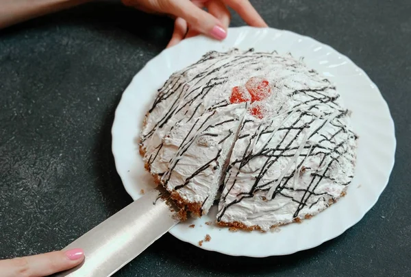 Крупным планом ручной женщины разрезали кусочек домашнего вишневого пирога на белой тарелке . — стоковое фото