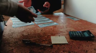 Erkek ve bir kadın parayı say ve yemin ederim. Eller yakın çekim.