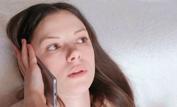 Jovem mulher bonita está falando telefone celular . — Fotografia de Stock