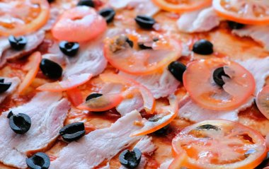 Pizza hazırlarken pişirin. Sos ve pastırma ile hamur domates koyun