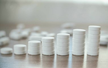 Sütunlar tablo yakın çekim üzerinde tablet. İlaç fiyatı artan kavramı
