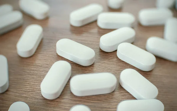 Masadaki beyaz haplar..