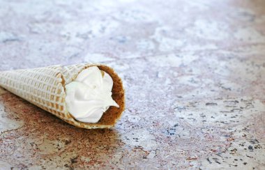 Dondurma mutfak masasında içindeki.