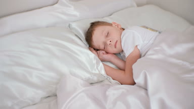 Korkutucu yatağında uyuyan 7 yaş çocuk.