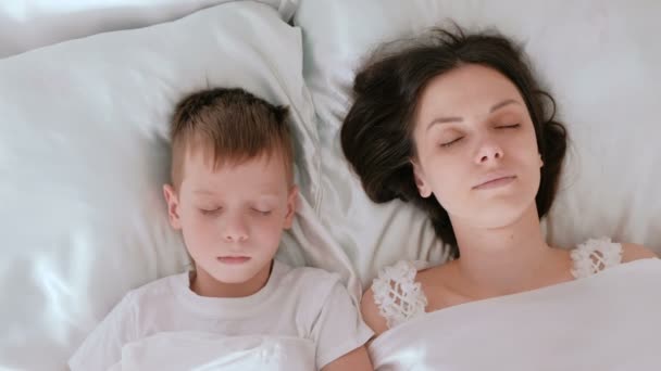 Mamma e figlio vanno a letto insieme. Vista dall'alto . — Video Stock