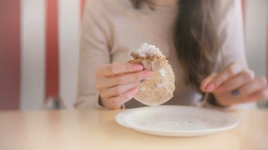 Kadın üzümlü kek yeme. Bir kadının Close-Up eller.