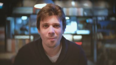 Genç adam brunet kafede yemek.