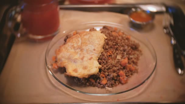 Mittagessen auf einem Tablett Buchweizen mit Huhn und Fruchtkompott. — Stockvideo