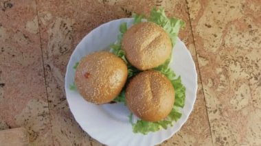 Üç ev yapımı hamburger beyaz tabakta. Üstten Görünüm.