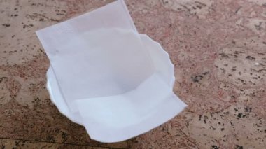 Adam bir tabak bir peçete ile bir tavada kızarmış kıyma et ve domuz pastırması koyar.