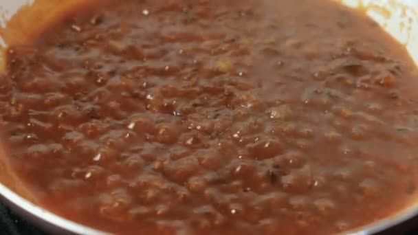 Plantaardige saus kookt in een pan. Close-up. — Stockvideo