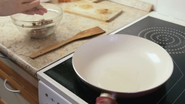 Крупним планом руки чоловіка роблять котлети і смажать його на сковороді . — стокове відео