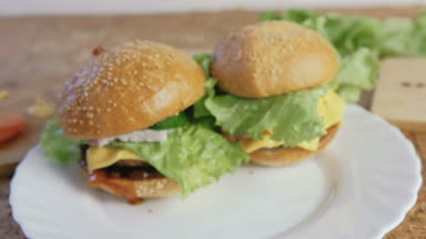 Yakın çekim el koyar Burger plaka üzerinde mans.