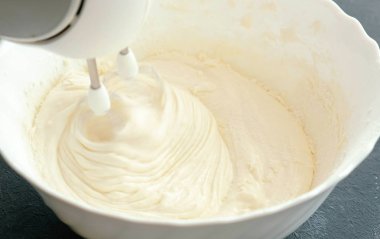 Yakın çekim Mikser fırçalamak yumurta bir kase şeker. Yemek elma pasta.