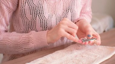 Kadının tırnak makasları ile kesip. Yakın çekim yakışıklı.