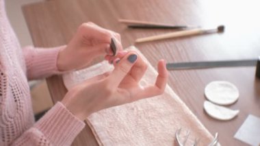 Kadın eğe talaşı çivi çivi dosyası. Yakın çekim yakışıklı. Tablo Araçları.