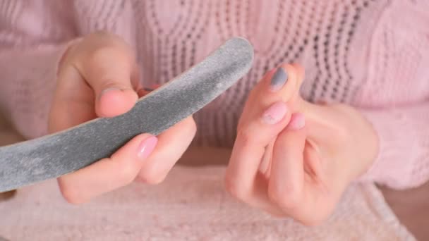 Vrouw haar nagels met nagelvijl vóór verwijderen schellak poetsmiddelen en schudt het stof met een borstel. Close-up handen. — Stockvideo