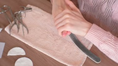 Kadın jel Lehçe kaldırmadan önce çivi çevresindeki deri krem koyar. Yakın çekim yakışıklı.