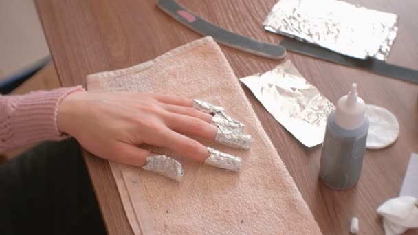 Rimuovere lo smalto gel dalle unghie. Tutte le dita con lamina di metallo. Primo piano mano . — Video Stock