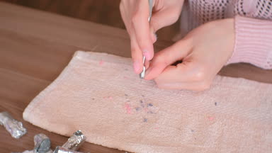 Kaldırma jel Lehçe çivi üzerinden. Kadın gomalak itici ile çivi kaldırır. Yakın çekim el.