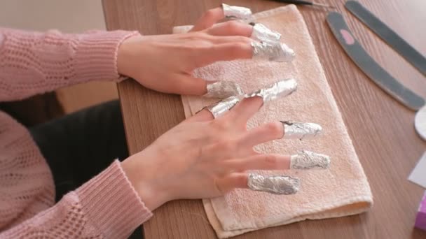 Extracción de gel polaco de las uñas. Todos los dedos con papel de aluminio en ambas manos. Mano de primer plano . — Vídeos de Stock