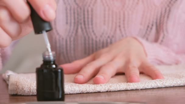 Vrouw zet primer op haar nagels alvorens schellak. Close-up handen. — Stockvideo