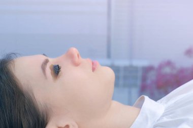 Kirpiklerini boyamak için boyası olan kadın, kirpiklerini kaldırma prosedürü..