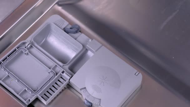 マンハンドは食器洗い機で自動コンパートメントに洗剤タブレットを入れています. — ストック動画
