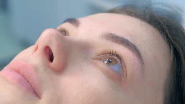 Kvinnors fransar före skönhetsbehandling av ögonfransar lyft och laminering. — Stockvideo