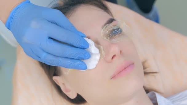 Beautician covers lashes cotton pads making lamination lift eyelashes procedure. — 비디오